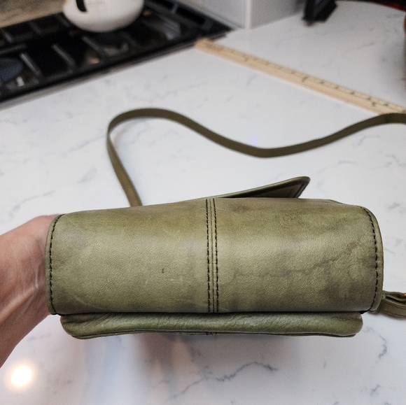 AMERICAN LEATHER CO Compact Leather Crossbody Bag in Sage. EUC - Picture 3 of 14